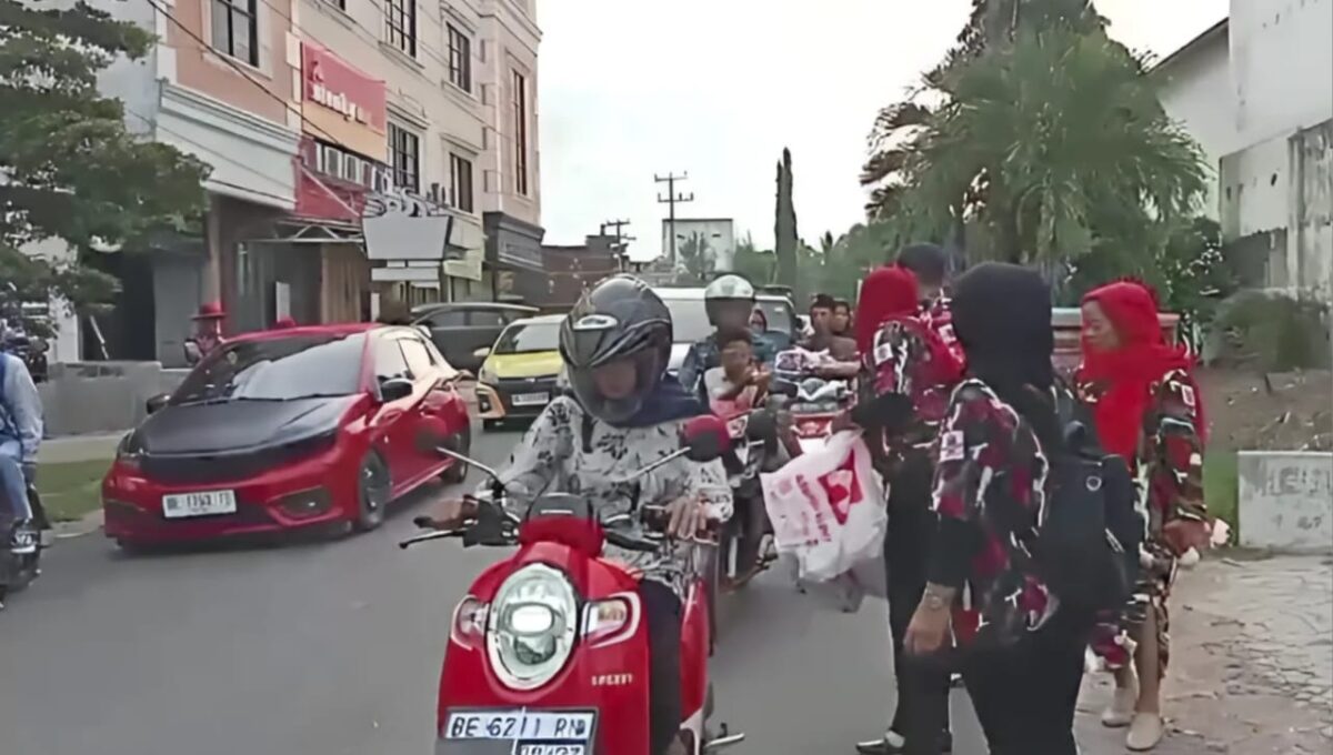 Srikandi LMP Pringsewu saat Membagikan Takjil di Jalan Veteran Pringsewu Barat, Minggu, 31 Maret 2024. Foto : Agus Yulianto/Media Prioritastv.com.