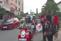 Srikandi LMP Pringsewu saat Membagikan Takjil di Jalan Veteran Pringsewu Barat, Minggu, 31 Maret 2024. Foto : Agus Yulianto/Media Prioritastv.com.