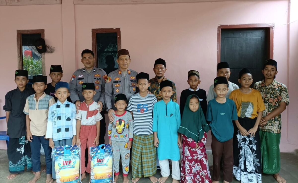 Kapolsek Talang Padang AKP Bambang Sugiono usai menyerahkan santunan di Ponpes Roudlotul Quran di Pekon Negeri Agung, Jumat 22 Maret 2024. Foto : Asrul Ariski/Media Prioritastv.com.