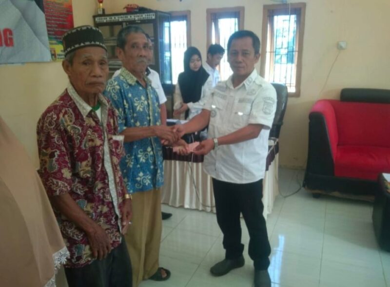 Kepala Pekon Banjar Agung Khupron saat Menyerahkan BLT DD Tahap Satu ke KPM yang bertempat di Balai Pekon Banjar Agung, Jumat 22 Maret 2024. Foto: AsrulAriski/Media Prioritastv.com