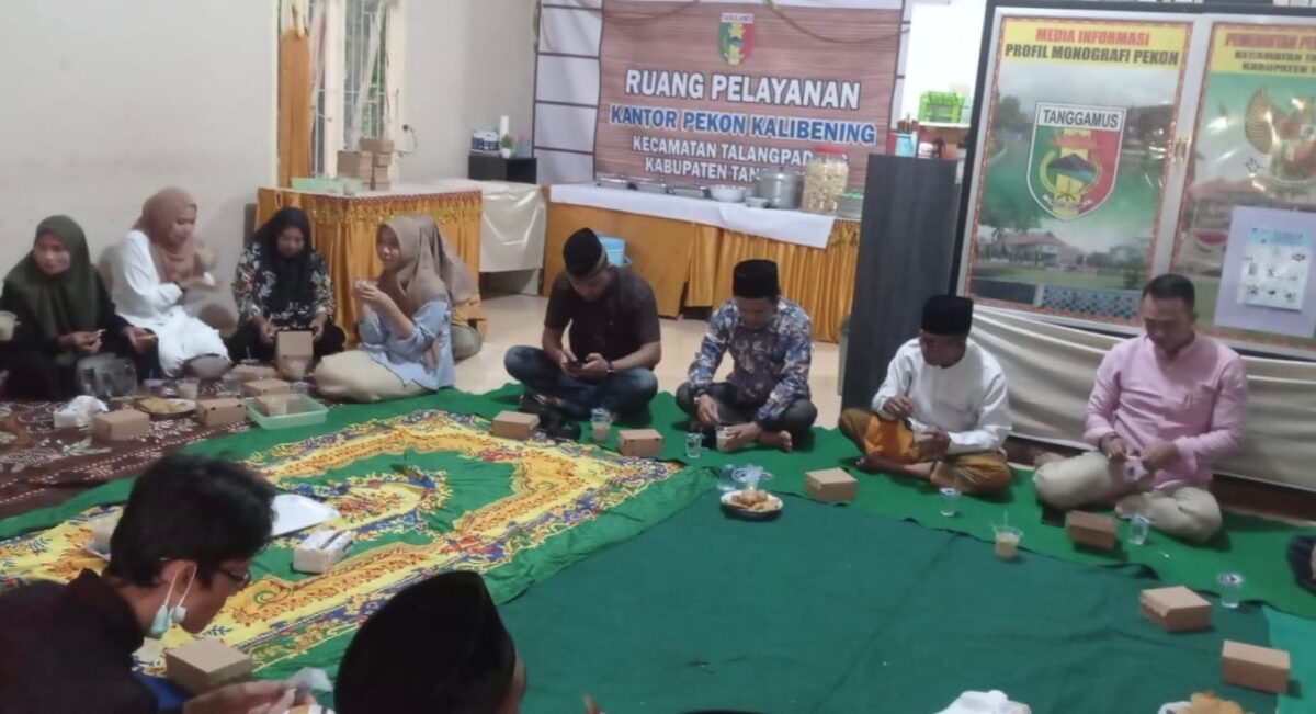Kepala Pekon Kalibening Eko Aribowo bersama Perangkat Pekon dan Bhabinkamtibmas saat Menunggu Waktu Berbuka Puasa di Balai Pekon Setempat , Sabtu 23 Maret 2024. Foto : Asrul Ariski/Media Prioritastv.com.