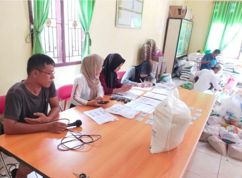 Kepala Pekon Kanyangan Bersama Perangkat Pekon saat Hendak Membagikan Bantuan Beras Bulog, Minggu 24  Maret 2024. Foto : Herdi/Media Prioritastv.com