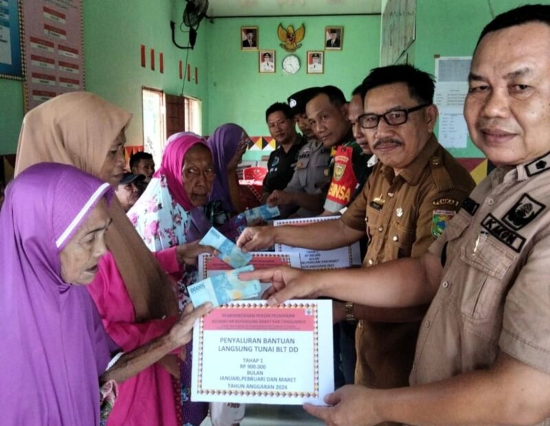 Kepala Pekon Pajajaran Suherli beserta Perangkat saat Memberikan BLT DD Tahap Satu ke KPM di Balai Pekon Setempat, Kamis 28 Maret 2024. Foto : Herdi/Media Prioritastv.com.