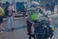 Polisi saat mengamankan motor terlibat kecelakaan dengan truk di Kota Agung, Kabupaten Tanggamus, Lampung, Jumat, 29 Maret 2024 pukul 08.30 WIB. Foto : Tangkapan Layar.