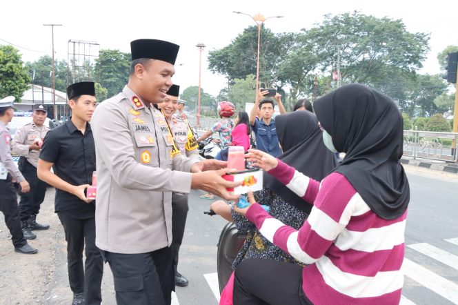 
 Polres Tulang Bawang Bagikan Takjil Gratis di Tugu Garuda, AKBP James Sampaikan Pesan Ini