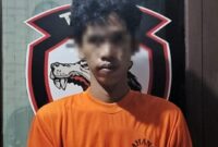 Seorang tersangka RH (21) bawa kabur motor warga dengan modus meminjam saat diamankan di Mapolsek Gunung Sugih. Dok
 Foto (Humas LT)