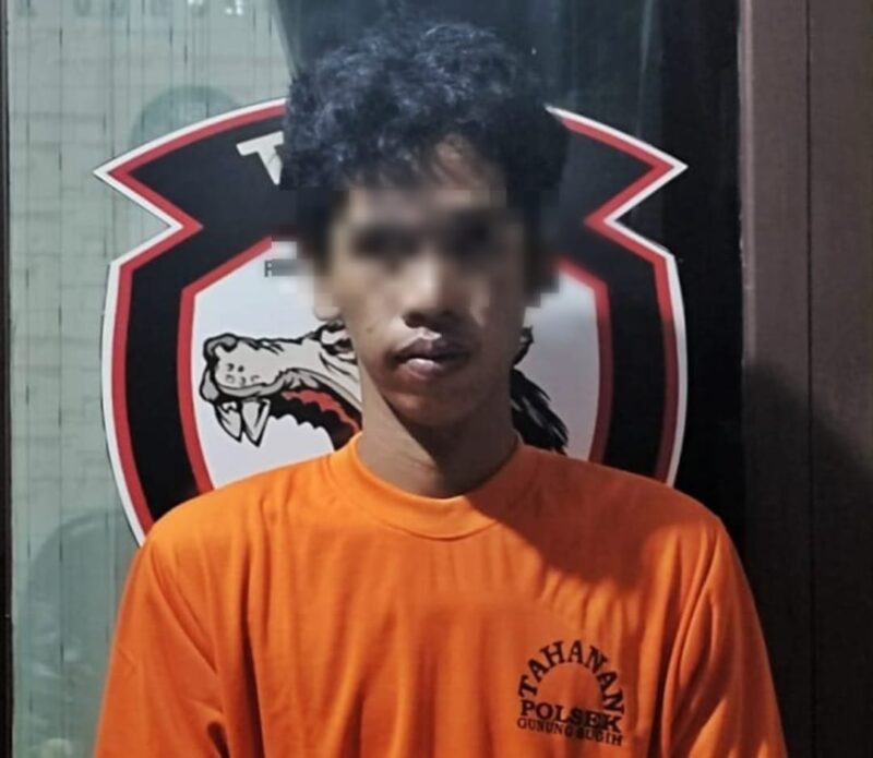 Seorang tersangka RH (21) bawa kabur motor warga dengan modus meminjam saat diamankan di Mapolsek Gunung Sugih. Dok
Foto (Humas LT)