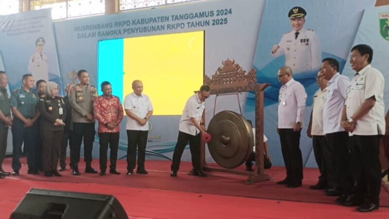 Sekdaprov Provinsi Lampung Fahrizal Darminto saat Meresmikan Gelaran Musrenbang RKPD 2025 Pemkab Tanggamus, di GOR Mini Pekon Kota Agung, Kecamatan Kota Agung, Rabu 6 Maret 2024. Foto : Herdi/Aldo/Media Prioritastv.com.