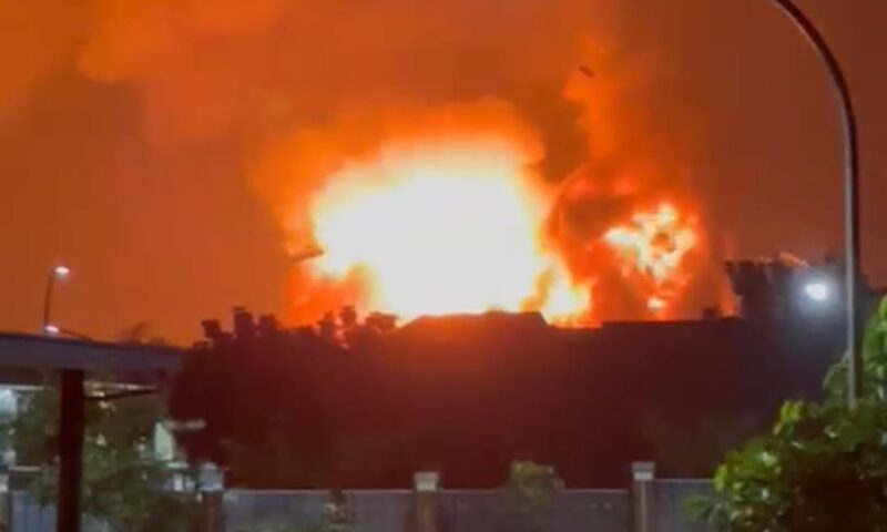 Kobaran api diduga Gudang Yon Armed 7 Bekasi, Sabtu 30 Maret 2024, malam. Foto : Tangkapan Layar.