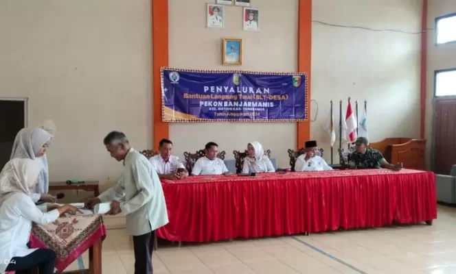 Suasana saat Pembagian BLT DD Tahap Satu ke KPM di Balai Pekon Setempat, Kamis 28 Maret 2024. Foto : Asrul/Media Prioritastv.com.