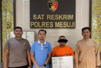 Tersangka Tipikor Mantan Kades Muammar saat berada di Polres Mesuji, Sabtu 6 April 2024. Foto : Polres Mesuji.