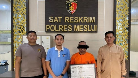 Tersangka Tipikor Mantan Kades Muammar saat berada di Polres Mesuji, Sabtu 6 April 2024. Foto : Polres Mesuji.
