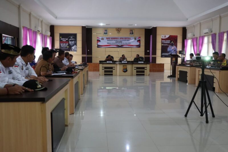 Kapolres Tanggamus AKBP Rinaldo Aser, bersama Kadis Kominfo Suhartono dan Kasdim 0424 Mayor Mayor Inf Sholikul Ma’ruf saat memimpin rapat ekternal di Aula Paramasatwika, Senin 1 April 2024. Foto : Humas Polres Tanggamus.