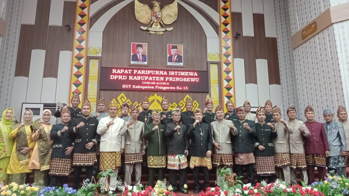 Foto Bersama Forkopimda Pringsewu Usai Rapat Parpurna Istimewa HUT-17 Kabupaten Pringsewu, Selasa 2 April 2024. Foto : Humas Pemkab Pringsewu.