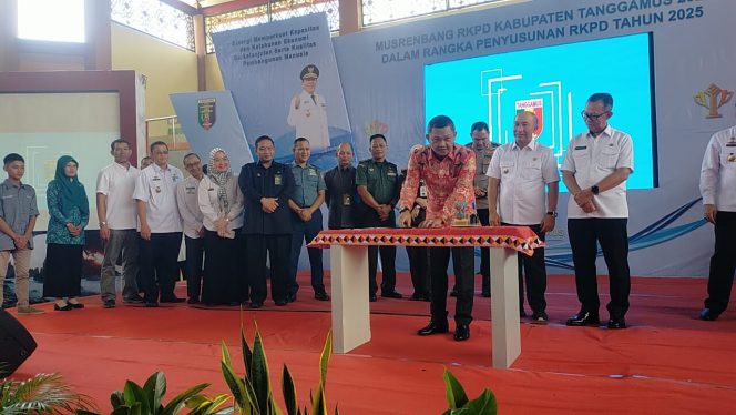 
 Ketua DPRD Tanggamus Heri Agus Setiawan Menandatangi Dokumen RKPD Tahun 2025 di Musrenbang Kabupaten Tanggamus di GOR Mini Pekon Kota Agung, Kecamatan Kota Agung, Rabu 6 Maret 2024.