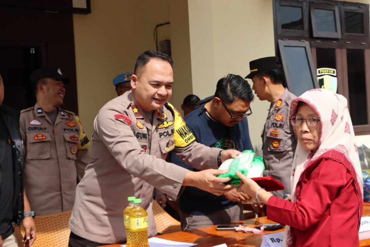 Wakapolres Tanggamus Kompol Agung Ferdika saat Memberikan Sembako Pasar Murah kepada Masyarakat, Jumat 5 April 2024. Foto : Humas Polres Tanggamus