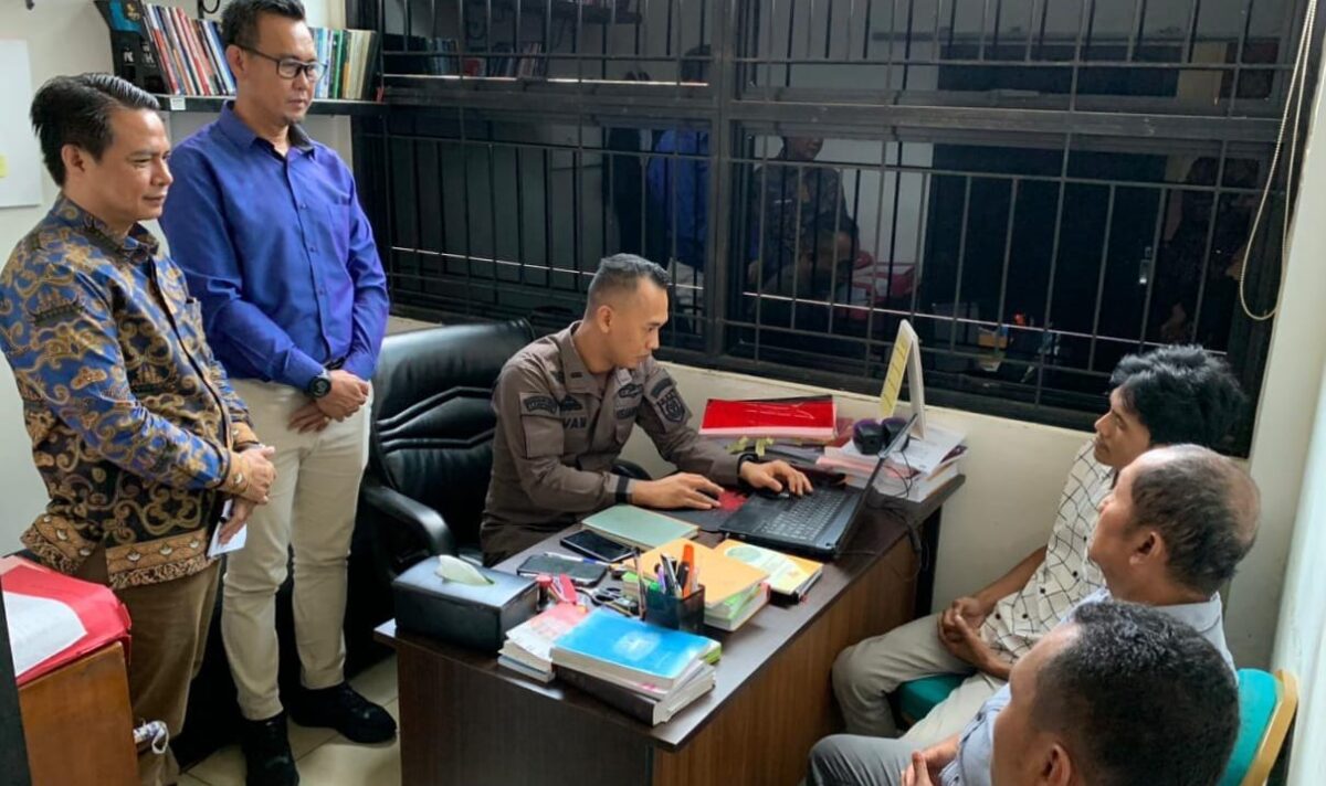 Ketiga tersangka (Kanan) saat dilimpahkan ke Kejaksaan Negeri Tanggamus, Kamis 4 April 2024. Foto : Polres Tanggamus.