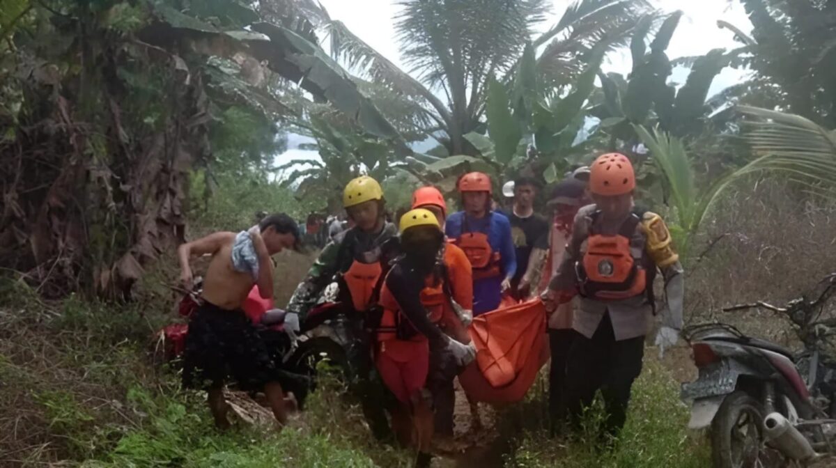 Tim SAR gabungan saat mengevakuasi korban Sodikin usai ditemukan pukul 12.00 WIB, Sabtu 6 April 2024.