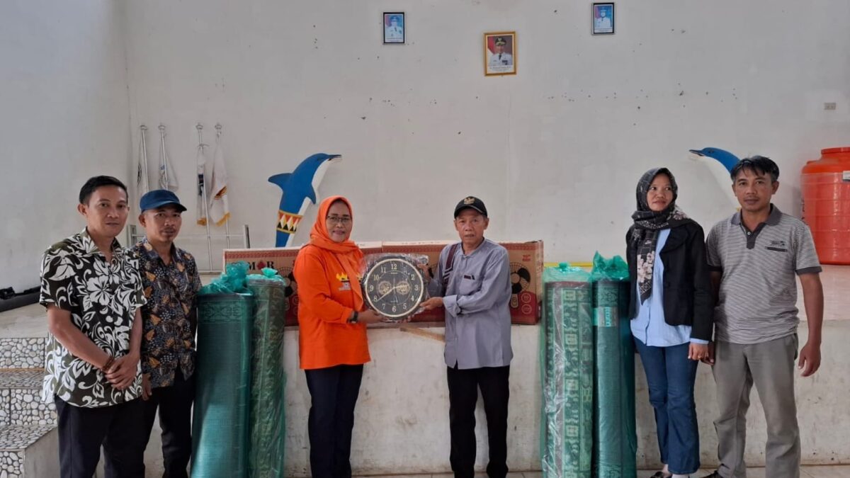Penyerahan Bantuan ke Masjid Olok Guci Pekon Balak Wonosobo oleh Ketua LKS Alamanda Tanggamus, Jumat 5 April 2024. Foto : Herdi/Media Prioritastv.com.