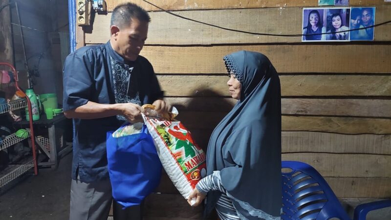 Bantuan Bahan Pokok Kepada Keluarga Korban Kecelakaan di Pekon Pardasuka, Kota Agung, Tanggamus, Sabtu 6 April 2024. Foto : Herdi/Media Prioritastv.com.
