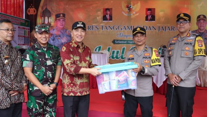 
 Pejabat Bupati Tanggamus Mulyadi Irsan saat Memberikan Bingkisan kepada Kapospam Terbaya,  Kota Agung, Selasa 9 April 2024. Foto : Herdi/Media Prioritastv.com.