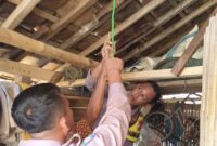 Polisi saat melakukan identifikasi TKP temuan jenazah remaja putri tergantung di gudang rumah,  Senin 8 April 2024. Foto : Polres Lampung Timur.