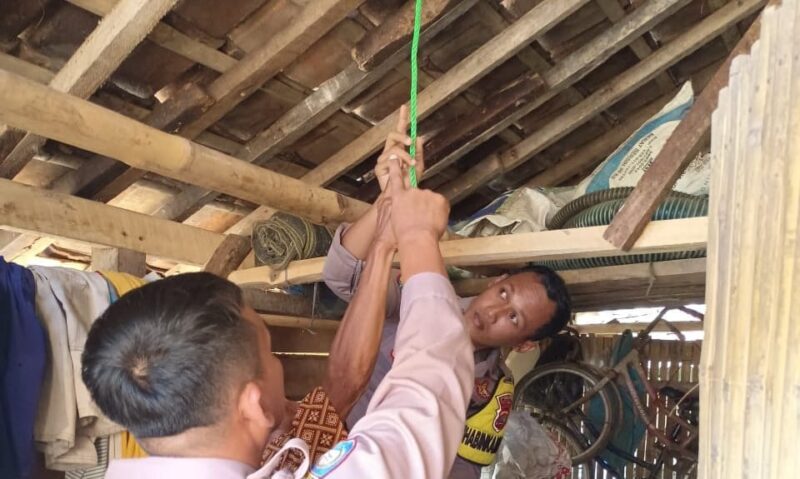 Polisi saat melakukan identifikasi TKP temuan jenazah remaja putri tergantung di gudang rumah, Senin 8 April 2024. Foto : Polres Lampung Timur.