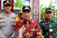 Pejabat Bupati Tanggamus, Mulyadi Irsan saat Memberikan Keterangan Pers Usai Mengunjungi Pospam Terbaya, Kota Agung, Selasa 9 April 2024. Foto : Herdi/Media Prioritastv.com.