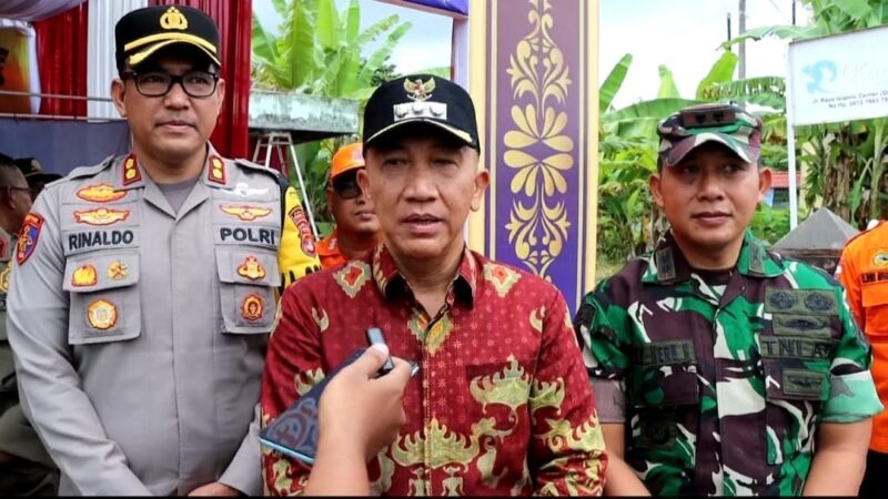 Pejabat Bupati Tanggamus, Mulyadi Irsan saat Memberikan Keterangan Pers Usai Mengunjungi Pospam Terbaya, Kota Agung, Selasa 9 April 2024. Foto : Herdi/Media Prioritastv.com.