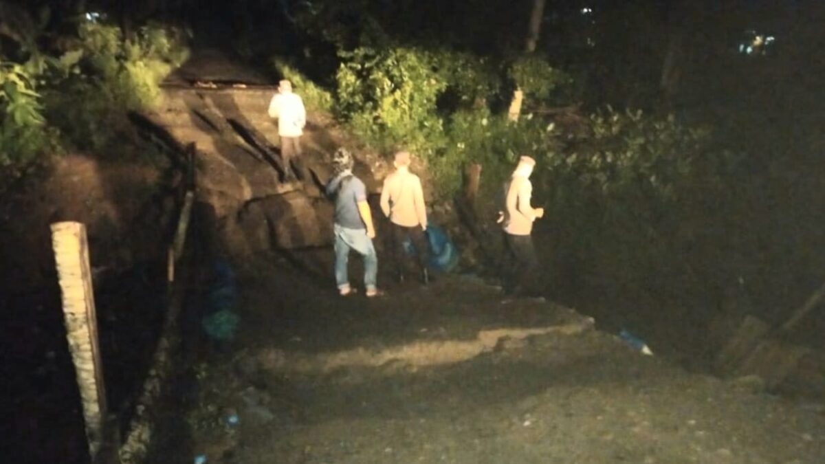 Warga dan pihak kepolisian saat Memeriksa Jembatan Amblas serta Memasang Tanda Dilarang Melintasi, Selasa 9 April 2024, malam. Foto : Edi Hidayat/Media Prioritastv.com.