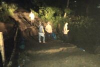 Warga dan pihak kepolisian saat Memeriksa Jembatan Amblas serta Memasang Tanda Dilarang Melintasi, Selasa 9 April 2024, malam. Foto : Edi Hidayat/Media Prioritastv.com.