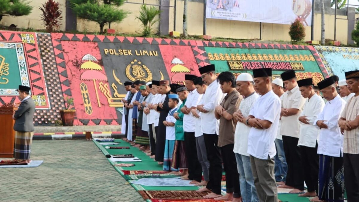 Pelaksanaan Sholat Idul Fitri di Lapangan Mapolres Tanggamus, Rabu 10 April 2024. Foto : Herdi/Media Prioritastv.com.
