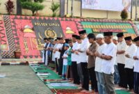 Pelaksanaan Sholat Idul Fitri di Lapangan Mapolres Tanggamus, Rabu 10 April 2024. Foto : Herdi/Media Prioritastv.com.