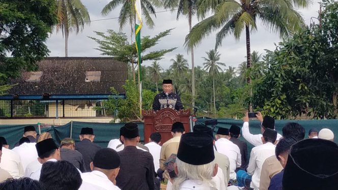 
 Pejabat Bupati Tanggamus Sholat Idul Fitri di Lapangan Merdeka, Titip Pesan dan Doa