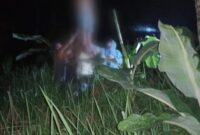 Warga saat Berusaha Mengevakuasi Jasad Nardi usai Ditemukan Tergantung di Pohon Jengkol, Rabu 10 April 2024. Foto : Viral.
