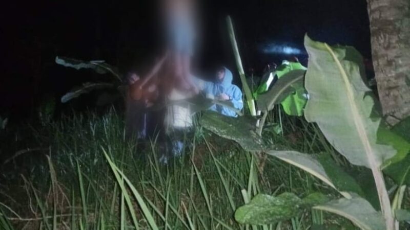 Warga saat Berusaha Mengevakuasi Jasad Nardi usai Ditemukan Tergantung di Pohon Jengkol, Rabu 10 April 2024. Foto : Viral.