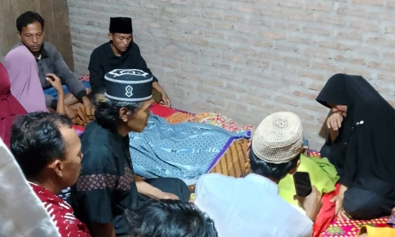 Jenazah korban Ahmad Junaidi saat Disemayankan di Rumah Duka di Pekon Kuripan, Limau, Tanggamus, Rabu 10 April 2024, malam. Foto : Syamsul Kheir/Media Prioritastv.com.