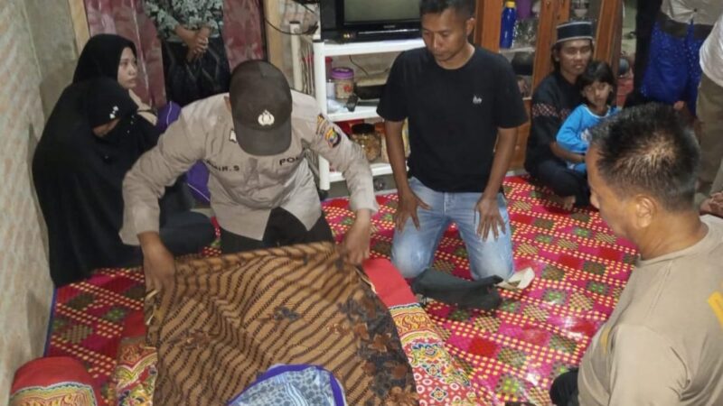 Polisi saat Melakukan Identifikasi Korban di Rumah Duka Pekon Kuripan, Limau, Tanggamus, Rabu 10 April 2024, malam. Foto : Polres Tanggamus.