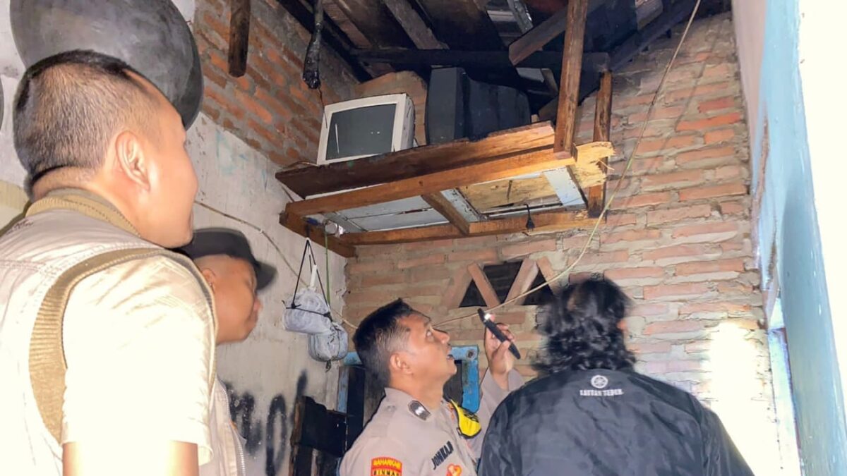 Polisi saat Melakukan Pemeriksaan TKP Kebakaran di Pringsewu Selatan, Pringsewu, Kamis 11 April 2024. Foto : Dok. Polres Pringsewu.