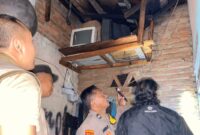 Polisi saat Melakukan Pemeriksaan TKP Kebakaran di Pringsewu Selatan, Pringsewu, Kamis 11 April 2024. Foto : Dok. Polres Pringsewu.