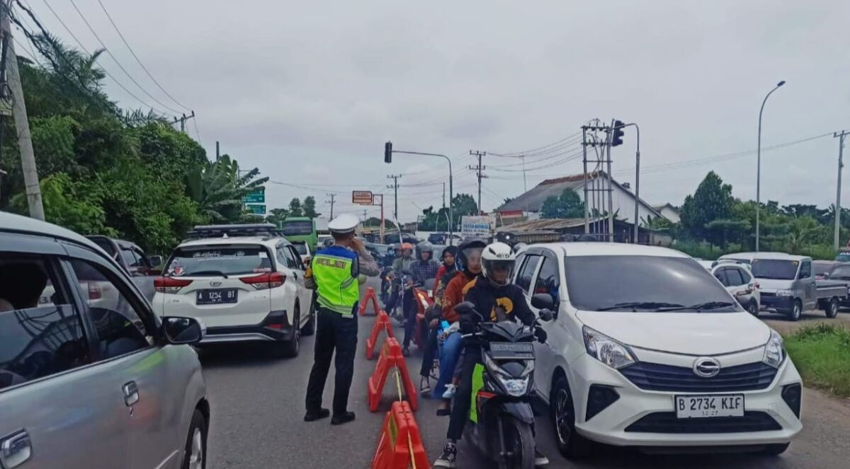 Lajur Tekuk Kiri Diarahkan Polres Lampung Tengah Bagi Kendaraan dari Arah Lampung Utara dan Tulang Bawang Tuju Bandar Lampung, Kamis 11 April 2024. Foto : Polres Lamteng.