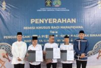 Simbolis Penyerahan Remisi Khusus Idul Fitri 1445 Hijriah di Lapas Kota Agung, Tanggamus, Rabu 10 April 2024. Foto : Dok. Humas Lastagung.