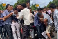Pelaku yang berhasil ditangkap dan diamuk massa di Pekon Teba, Kota Agung Timur Tanggamus, Kamis 11 April 2024. Foto : Tangkapan Layar Video.