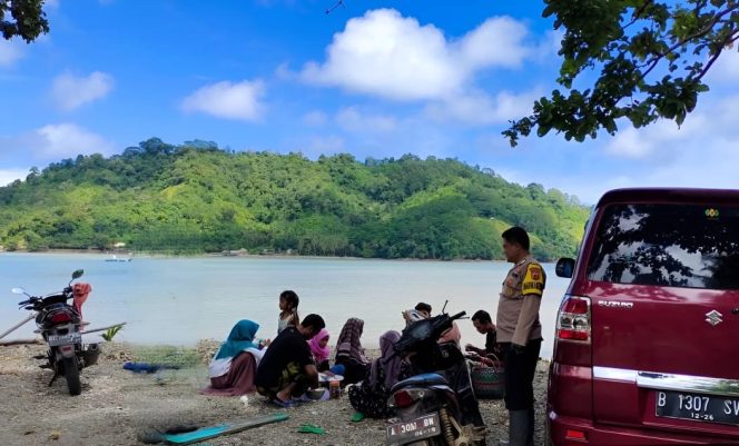 
 Pengunjung Menikmati Keindahan Teluk Kiluan, Tanggamus, Lampung, Jumat 12 April 2024. Foto : Irawan/Media Prioritastv.com.