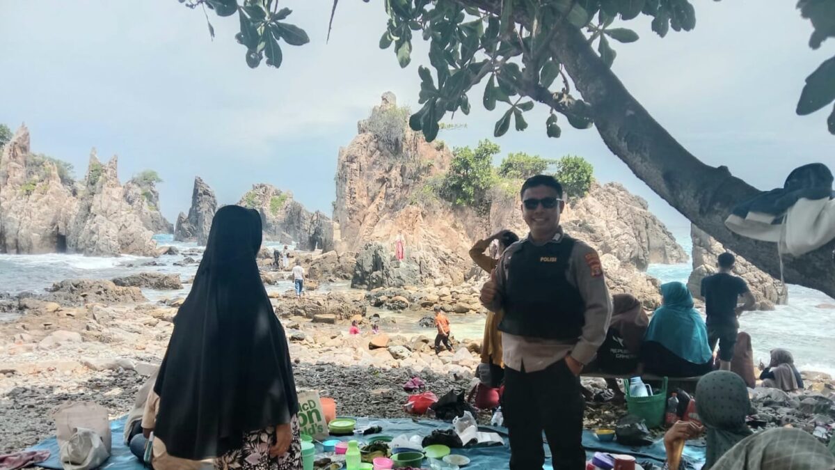 Wisatawan di Pantai Gigi Hiu, Kelumbayan, Tanggamus, Jumat 12 April 2024. Foto : Irawan/Media Prioritastv
com.