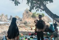 Wisatawan di Pantai Gigi Hiu, Kelumbayan, Tanggamus, Jumat 12 April 2024. Foto : Irawan/Media Prioritastv
com.