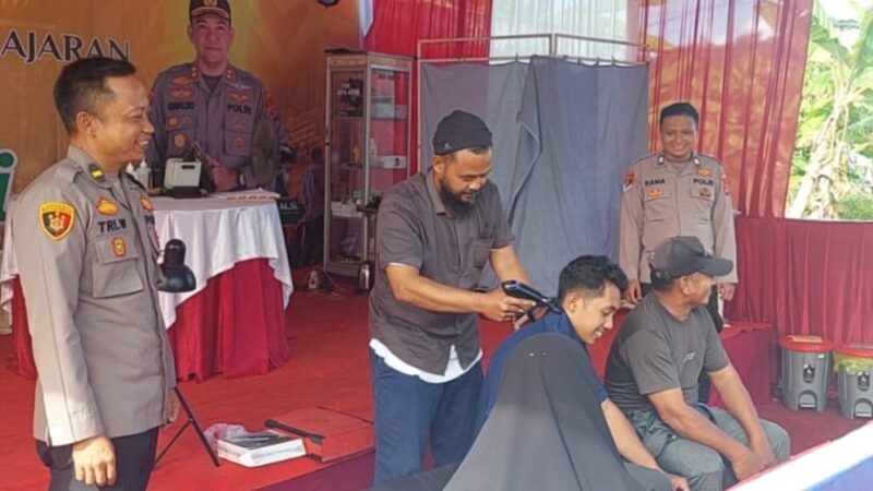 Terapis Refleksi di Pospam Kota Agung, Tanggamus saat Melayani Pemudik yang Mampir, Jumat 12 April 2024. Foto : Herdi/Media Prioritastv.com.