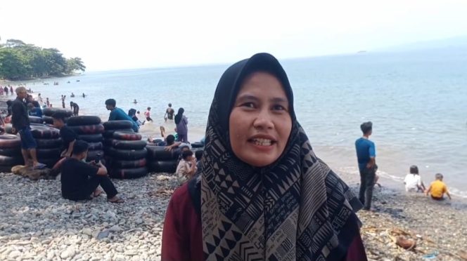 
 Salah Satu Pengunjung Pantai Terbaya, Kota Agung, Tanggamus saat Memberikan Keterangan, Sabtu 13 April 2024, Foto : Herdi/Media Prioritastv.com.