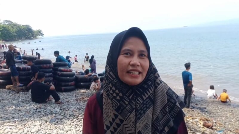 Salah Satu Pengunjung Pantai Terbaya, Kota Agung, Tanggamus saat Memberikan Keterangan, Sabtu 13 April 2024, Foto : Herdi/Media Prioritastv.com.
