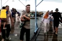 Kolase Foto saat Polisi Mengevakuasi Wanita dan Tiga Anaknya Yang Hendak Terjun ke Laut di Dermaga Dua Kota Agung, Tanggamus, Sabtu 13 April 2023, sore. Foto : Herdi/Media Prioritastv.com.